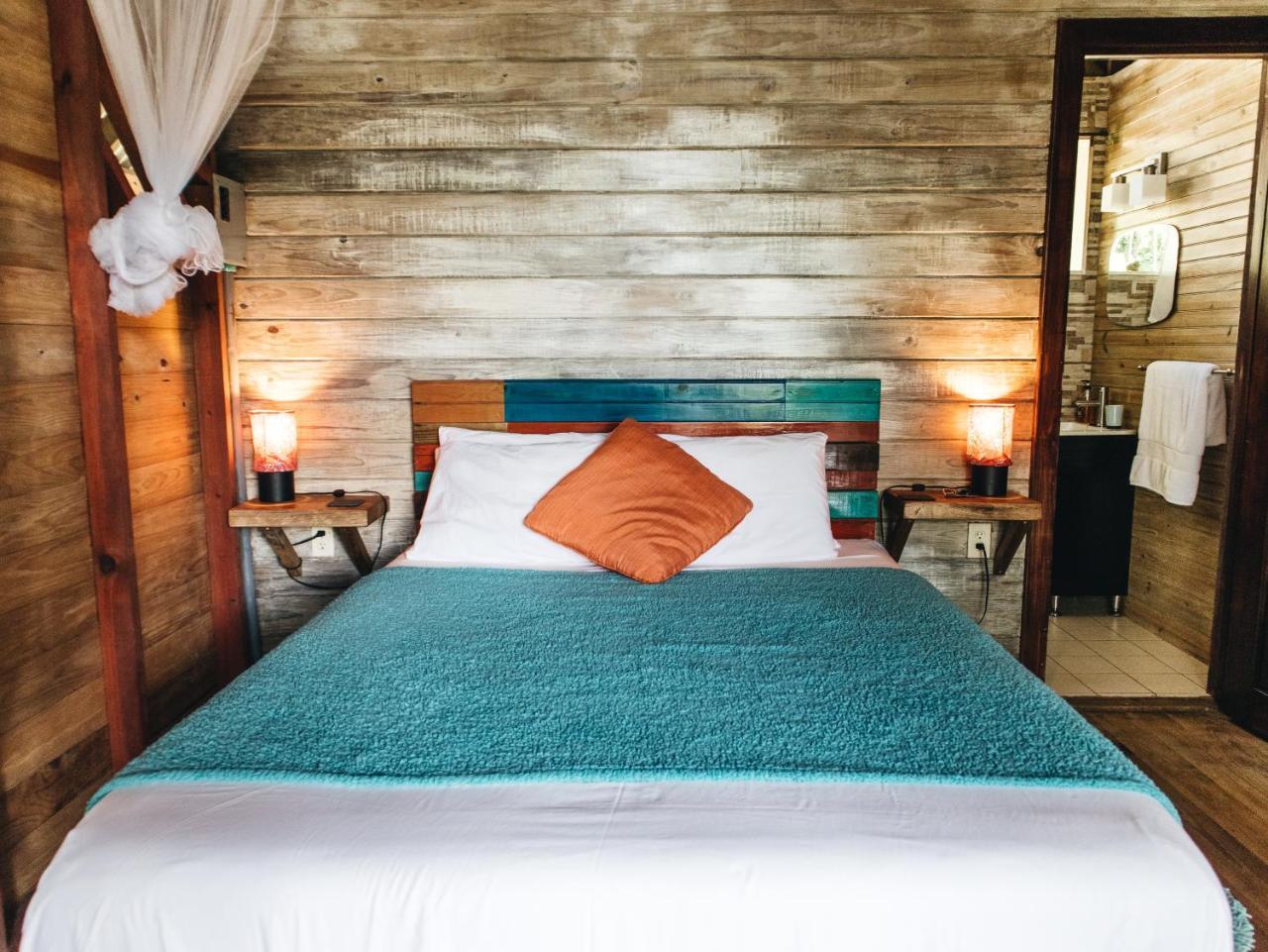 Bed and Breakfast Surf Break At Paunch Bocas del Toro Esterno foto
