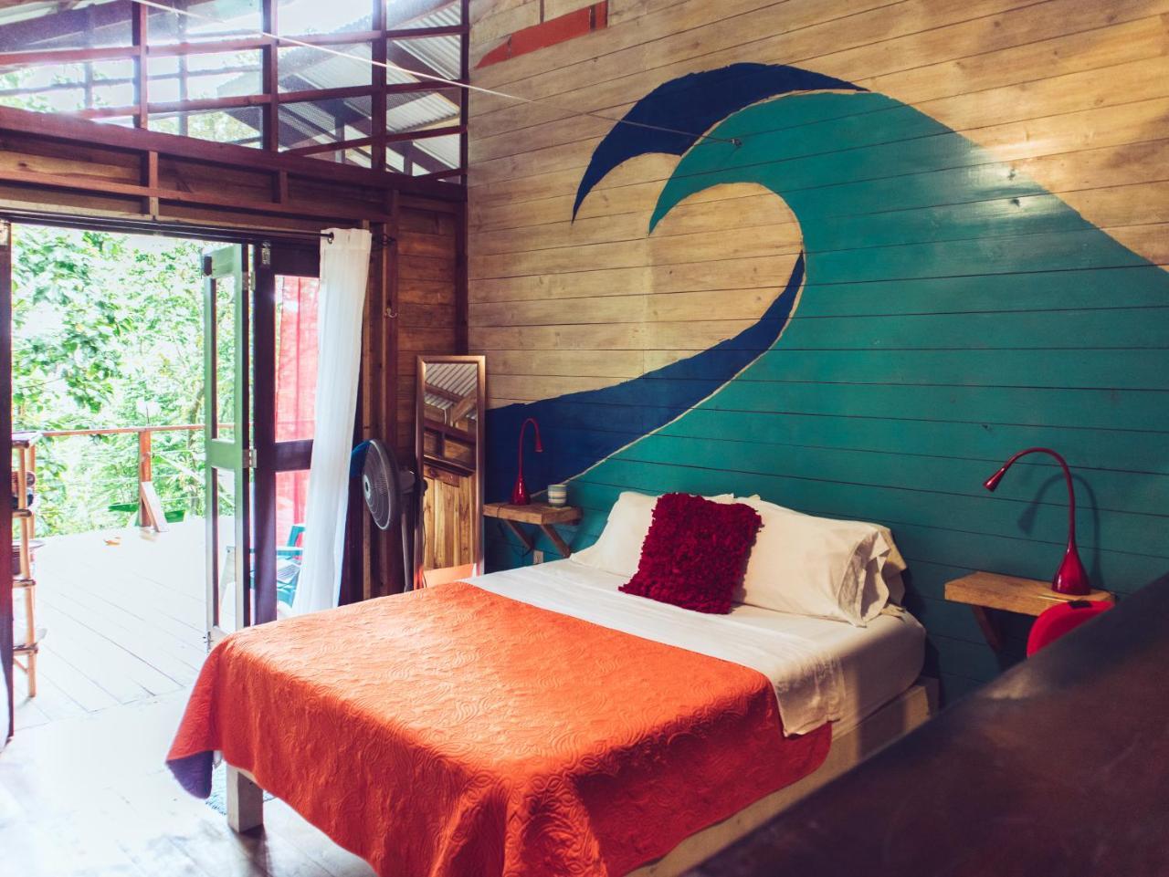 Bed and Breakfast Surf Break At Paunch Bocas del Toro Esterno foto