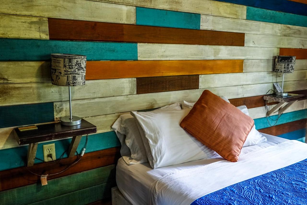 Bed and Breakfast Surf Break At Paunch Bocas del Toro Esterno foto